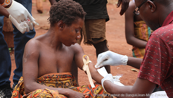 Mission d’investigation d'experts de l'Institut Pasteur de Bangui autour d’un cas de Monkeypox dans un village pygmée à Toma dans la commune de Ndolobo en juin 2017. © Institut Pasteur de Bangui/Jean-Marc Zokoué